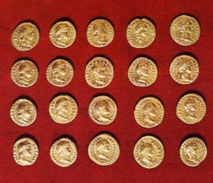 Anverso de 12 aúreos encontrados en la taberna 12 del Foro de Clunia