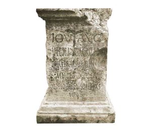 Epigrafía: ara dedicada a Jupiter Augusto Máximo Ultor. Colección particular.