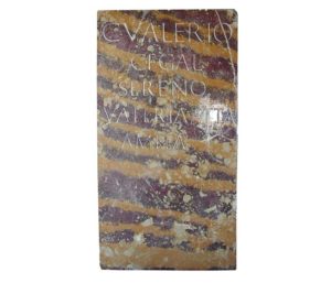 Estela dedicada en el Foro a Cayo Valerio Sereno.