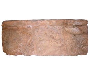 Escultura ornamental con relieves de armas