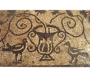 Mosaico de las palomas en la casa triangular