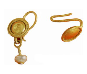 Pendientes hallados en el edificio termal femenino de los Arcos II