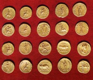 Reverso de 12 áureos encontrados en la taberna 12 del Foro de Clunia