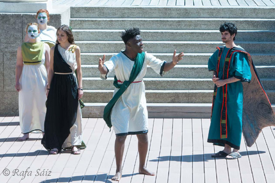 komos-antigona-900x600-3