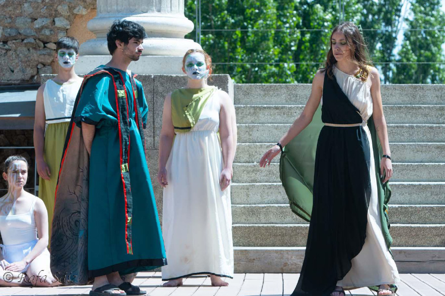 komos-antigona-900x600-4