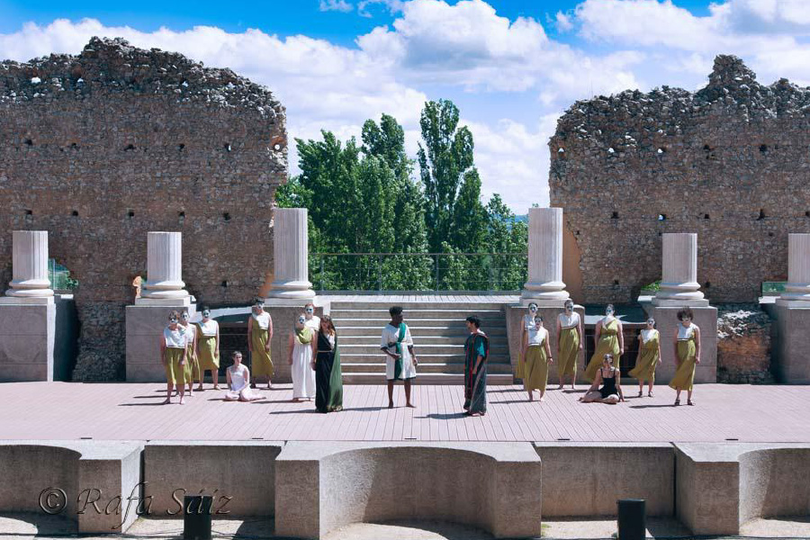 komos-antigona-900x600-5