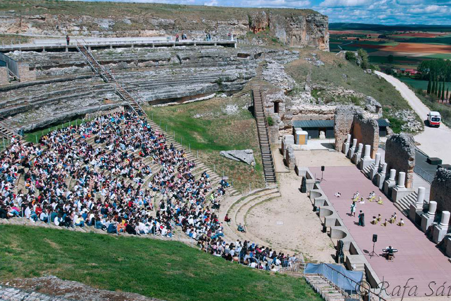 komos-antigona-900x600-6