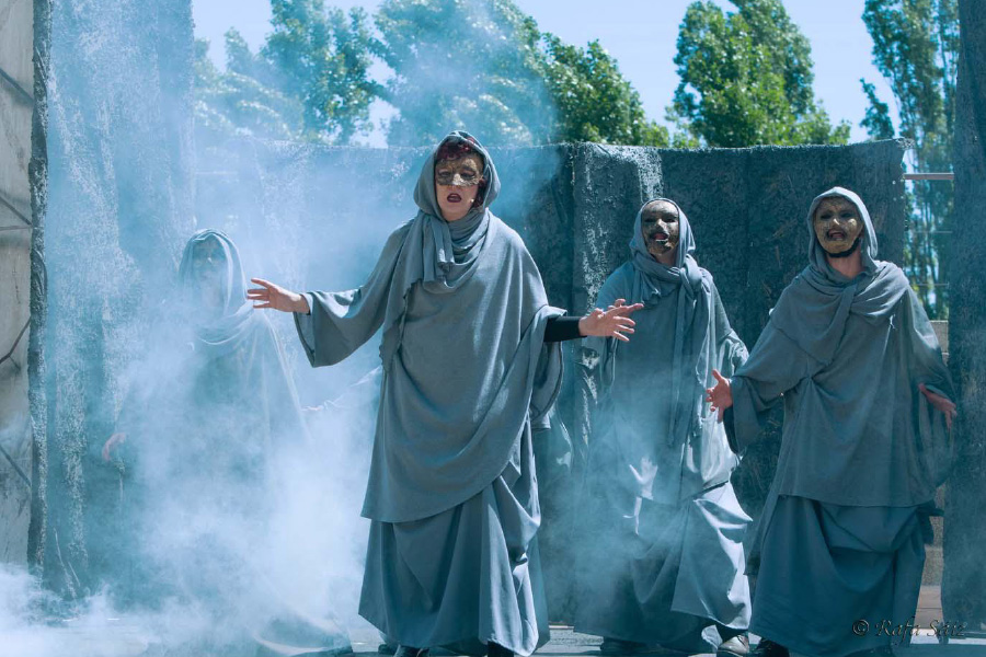 liquido-teatro-antigona-900x600-1_1