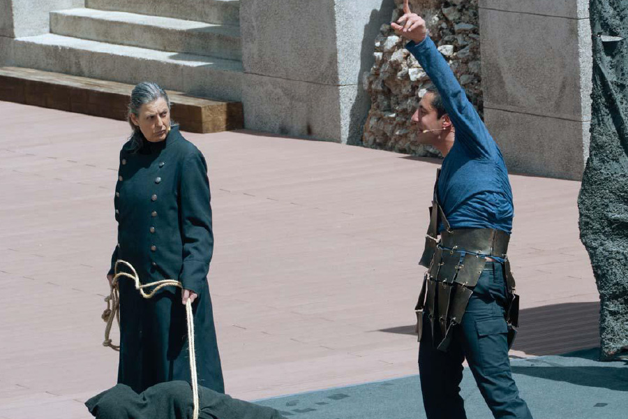 liquido-teatro-antigona-900x600-2_1