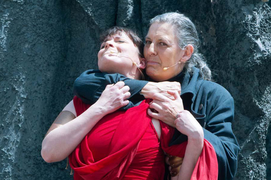 liquido-teatro-antigona-900x600-3_1