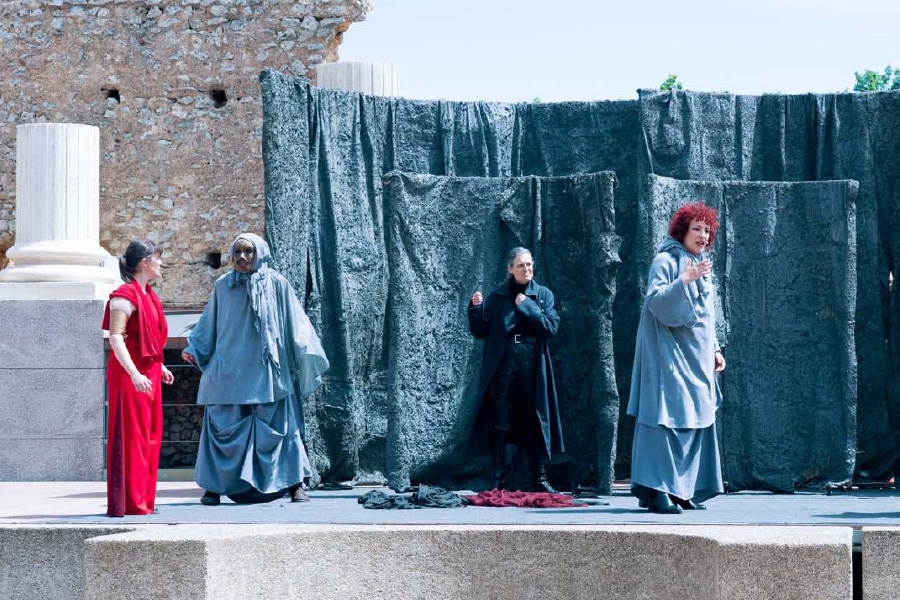 liquido-teatro-antigona-900x600-6_1