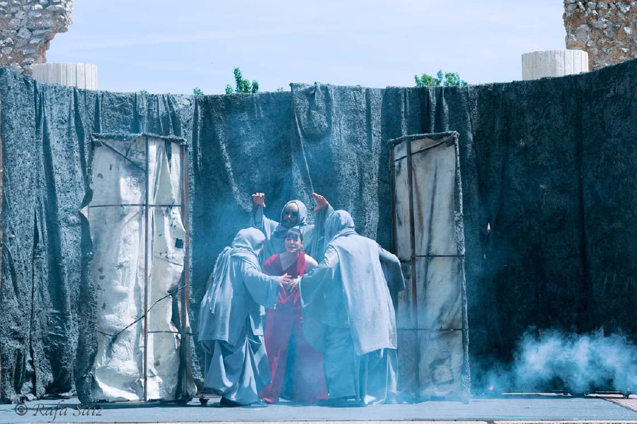 liquido-teatro-antigona-900x600-7_1