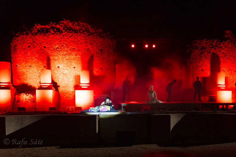 Festival de Teatro de Verano en Clunia. Actuación de teatro "Pandataria"